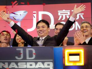 Supporting image for story: Chinese billionaire settles US rape allegation