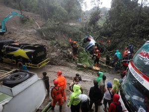 Supporting image for story: Rains trigger deadly landslide on Indonesia’s Sumatra island