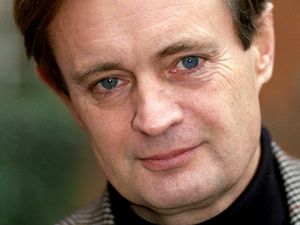 Supporting image for story: David McCallum, star of TV series The Man From U.N.C.L.E., dies aged 90
