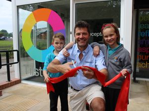 Supporting image for story: Star vet Steve heads to Whitchurch school
