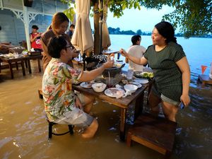 Supporting image for story: Diners flock to water-logged Thai riverside restaurant