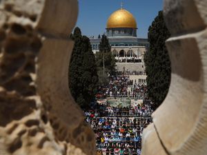 Supporting image for story: Muslims pray at sacred Jerusalem site on first Friday of Ramadan
