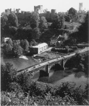 SCAN... . Loaded from Photographic:To be Jpeged: on 251099.. nostalgia pic. Ludlow. DINHAM SWIMMING POOL  POSS 1950LUDLOW BRIDGE OVER RiVER TEME. Dinham Bridge at LudlowBLACK AND WHITE ONLY.Library code: Ludlow nostalgia 1999.Bridges.USED LETTS LETTERS JUL 6 2022