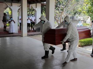 Supporting image for story: Sri Lanka to allow burial of Muslims who die with coronavirus
