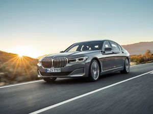 Supporting image for story: BMW updates 7 Series with more tech and refreshed looks