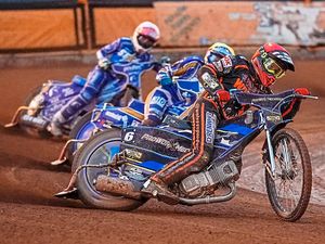 Supporting image for story: Wolverhampton Wolves crank up the play-off heat