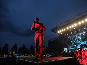 Supporting image for story: Travis Scott stops performance to ensure fan safety