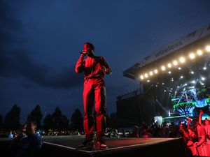 Supporting image for story: Travis Scott stops performance to ensure fan safety