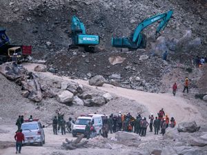 Supporting image for story: 10 dead and six others missing after quarry collapses in Indonesia