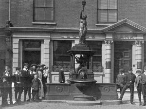 The original Lloyds branch in Oldbury pictured at the end of the First World War