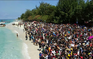 Tourists wait to be evacuated from Gili Trawangan, an island off the coast of Lombok