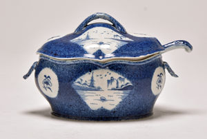 A rare Caughley 'Fan-Panelled Landscape' dessert tureen with cover and ladle that sold for £850.