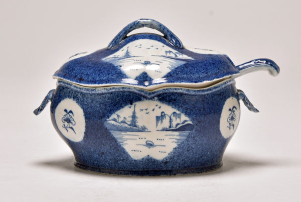 A rare Caughley 'Fan-Panelled Landscape' dessert tureen with cover and ladle that sold for £850.
