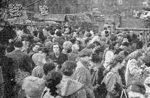 1951 – Wolverhampton Christmas shoppers.