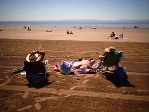 Supporting image for story: Amber warning for extreme heat issued as temperatures set to soar into 30s