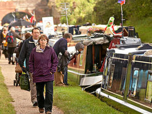Supporting image for story: Hundreds have fun at Whitchurch boat rally
