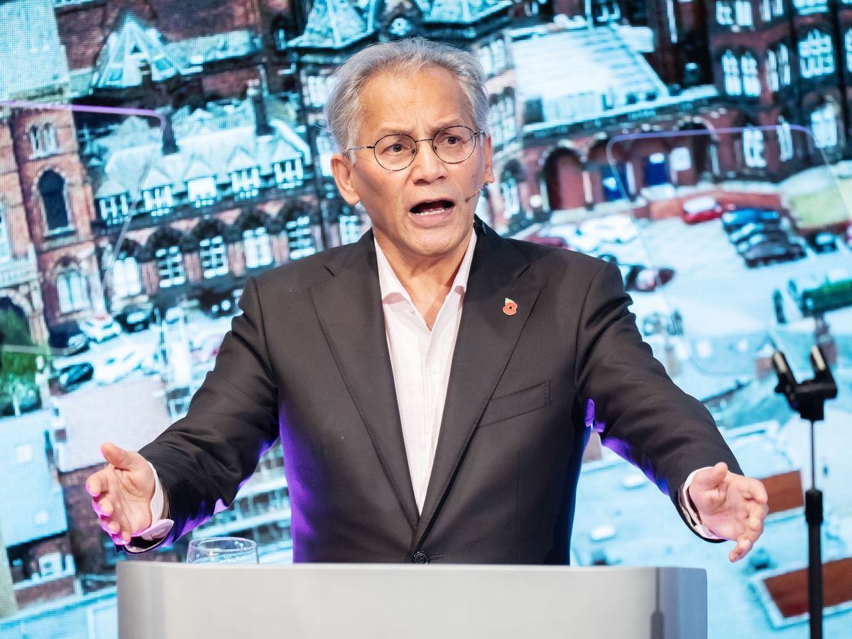 BBC chairman expected to apologise for Trump speech edit after Davie resignation