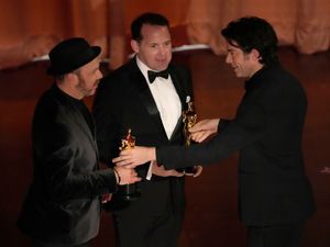 Supporting image for story: John Mulaney hilariously explains entire Field Of Dreams plot on Oscars stage