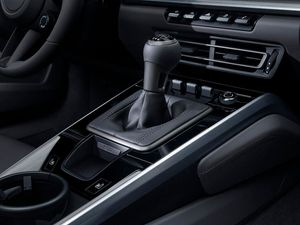 Supporting image for story: Porsche confirms the return of the manual gearbox to 911 line-up