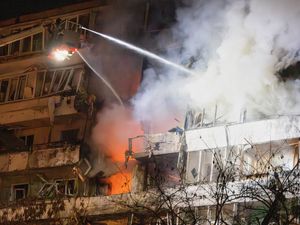 Supporting image for story: Russia launches deadly attacks on Kyiv despite holding peace talks with US