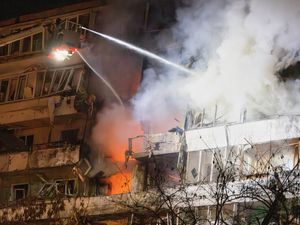 Supporting image for story: Russia launches deadly attacks on Kyiv despite holding peace talks with US