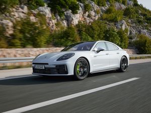 Supporting image for story: Porsche broadens Panamera range with new e-hybrid models