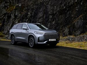 Supporting image for story: Jaecoo 8 arrives as brand’s new plug-in hybrid flagship