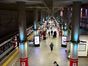 Supporting image for story: Airport rail passengers will no longer be fined for trying to pay by contactless