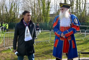Chris Kamara and the town crier Martin Wood