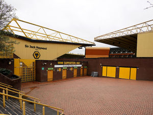 Supporting image for story: Concerns 'professional autograph hunters' ignoring Covid guidance while targeting Wolves players 