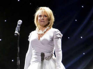 Supporting image for story: Elaine Paige at Birmingham Symphony Hall – concert review