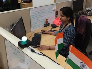 Supporting image for story: There's now a traffic light that warns off colleagues from interrupting you at your desk