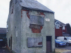 Supporting image for story: Bill of £800 for failure to repair tiny house