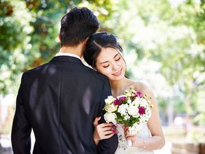 Supporting image for story: People are explaining the strange and hilarious ways they’ve met a partner