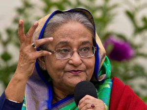 Supporting image for story: Bangladeshi PM resigns and leaves country amid widening unrest