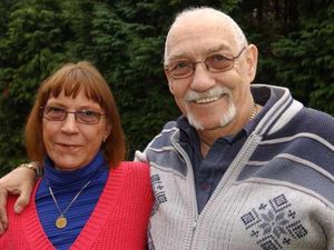 Supporting image for story: Dad and daughter meet after 48 years