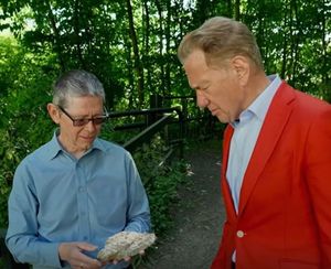Graham Worton shows Michael Portillo a Dudley Bug trilobite fossil at Wren's Nest