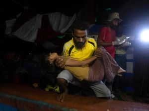 Supporting image for story: About 140 refugees stranded off Indonesian coast, locals refuse Rohingyan entry