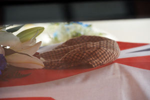 Les' trademark flat cap on top of his coffin