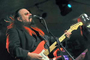 Supporting image for story: Roy Wood rocks the Robin with Wizzard