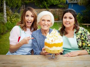 Supporting image for story: Mary Berry helps bake winning Platinum Pudding for One Show jubilee special