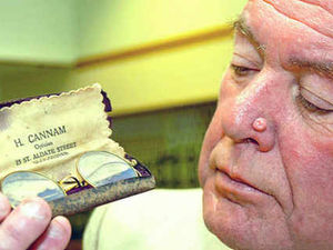 Supporting image for story: Gandhi items raise £128,000 at auction