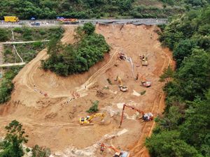 Supporting image for story: China sends vice premier to oversee recovery effort after road collapse kills 48