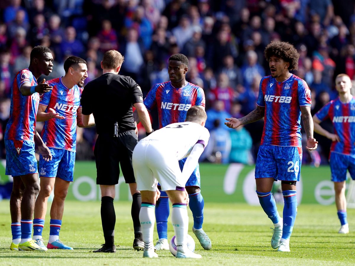 Bournemouth held to goalless draw by 10-man Crystal Palace