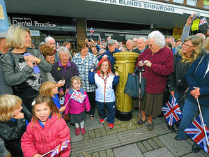 Supporting image for story: Ellie Simmonds' gold Aldridge postbox to light up at night