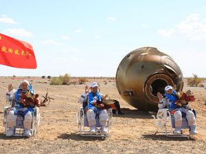 Supporting image for story: Chinese astronauts return after 90 days aboard space station