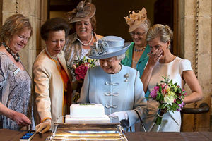 The Queen cuts the WI celebration cake