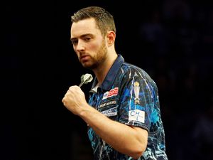 Supporting image for story: Defending World Grand Prix champion Luke Humphries marches on in Leicester