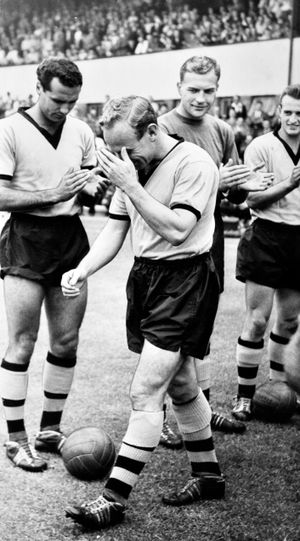 Being clapped onto the Molineux turf for the last time in August 1959.