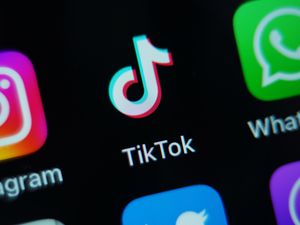 Supporting image for story: Donald Trump extends TikTok shutdown deadline for fourth time